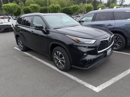 Midnight Black Metallic 2023 Toyota Highlander XLE