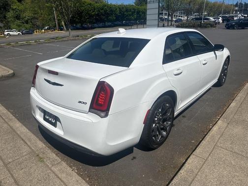 Bright White Clearcoat 2018 Chrysler 300 Touring
