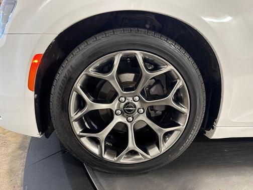 Bright White Clearcoat 2018 Chrysler 300 Touring