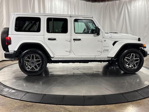 Bright White Clearcoat 2024 Jeep Wrangler Sahara