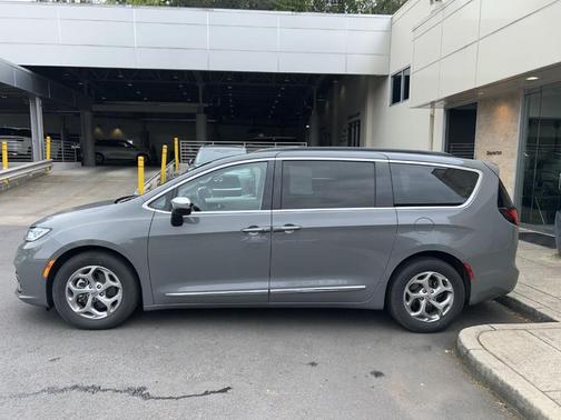 Ceramic Gray Clearcoat 2023 Chrysler Pacifica Limited