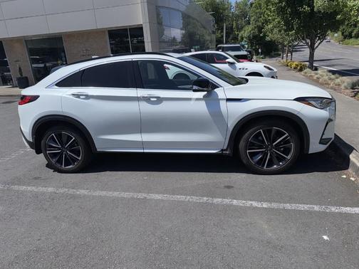 Radiant White 2024 INFINITI QX55 LUXE