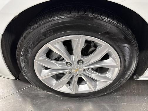 Summit White 2023 Chevrolet Malibu LT