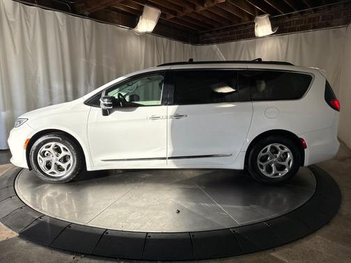 Bright White Clearcoat 2023 Chrysler Pacifica Limited