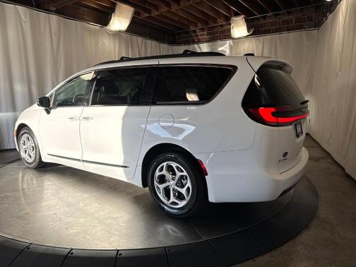 Bright White Clearcoat 2023 Chrysler Pacifica Limited