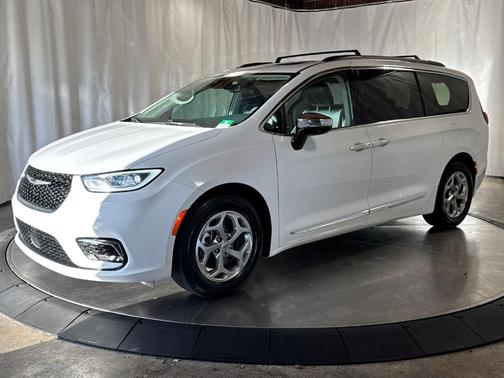 Bright White Clearcoat 2023 Chrysler Pacifica Limited