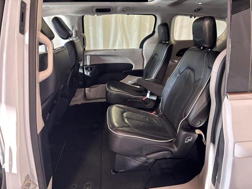 Bright White Clearcoat 2023 Chrysler Pacifica Limited