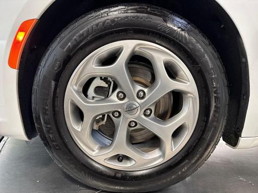 Bright White Clearcoat 2023 Chrysler Pacifica Limited