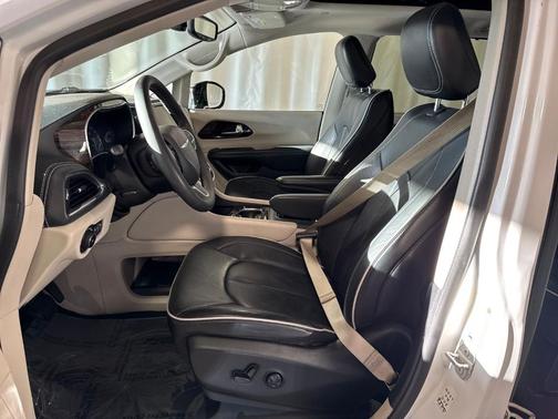 Bright White Clearcoat 2023 Chrysler Pacifica Limited