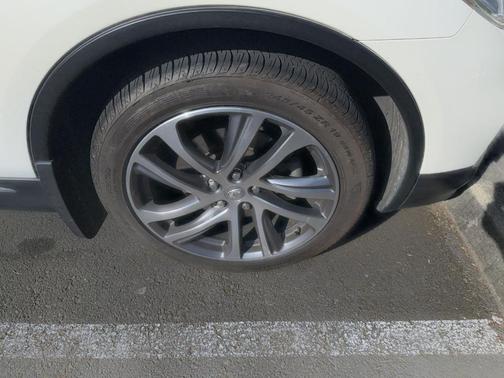 White 2017 INFINITI QX50 Base