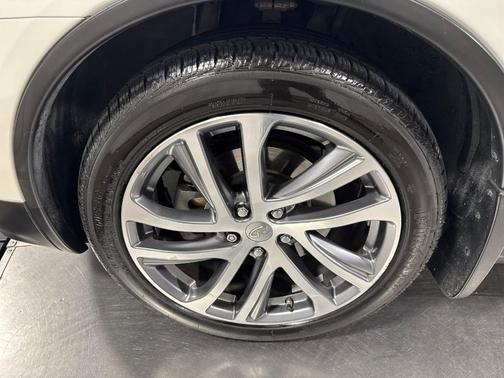 White 2017 INFINITI QX50 Base