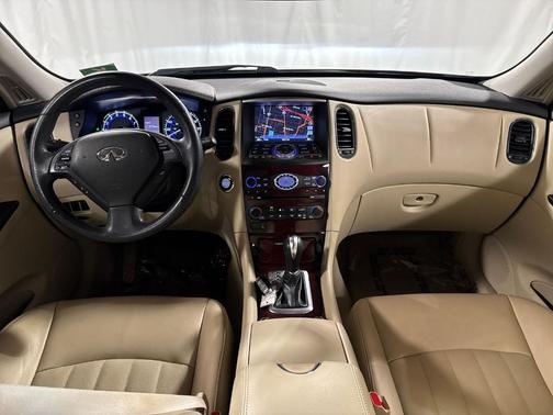 White 2017 INFINITI QX50 Base