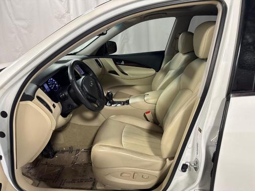 White 2017 INFINITI QX50 Base