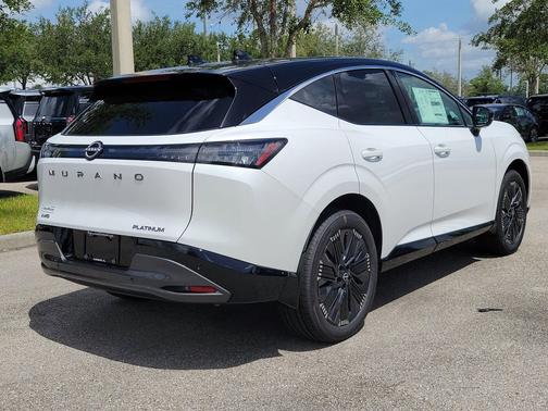 Everest White Pearl Tricoat/Super Black 2026 Nissan Murano Platinum