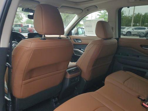 2025 Nissan Pathfinder Platinum FWD