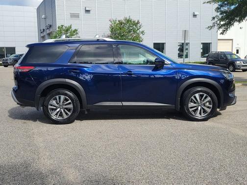 Deep Ocean Blue Pearl 2025 Nissan Pathfinder SL FWD