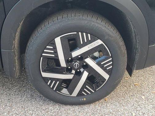 Super Black 2026 Nissan Kicks SV