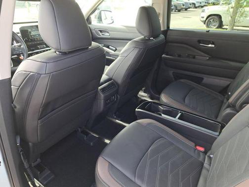 2025 Nissan Pathfinder Platinum 4WD