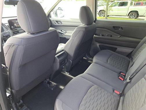 2025 Nissan Pathfinder S FWD