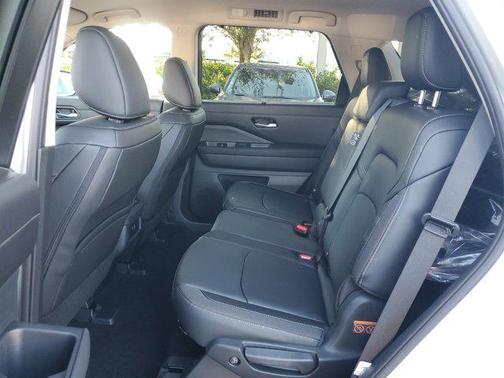 2025 Nissan Pathfinder SL FWD