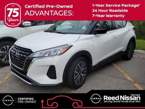 Aspen White Tricoat/Super Black 2023 Nissan Kicks SV