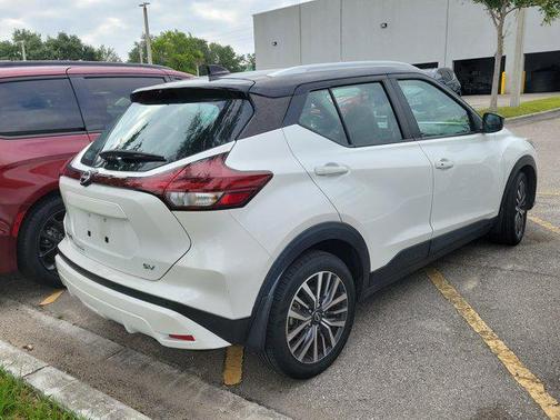 Aspen White Tricoat/Super Black 2023 Nissan Kicks SV