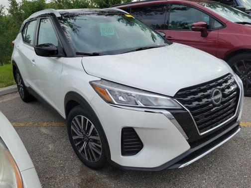 Aspen White Tricoat/Super Black 2023 Nissan Kicks SV