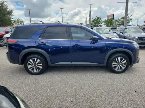 2023 Nissan Pathfinder SL FWD