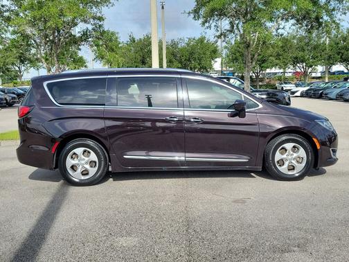 Dark Cordovan Pearlcoat 2017 Chrysler Pacifica Touring-L