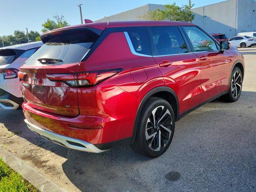 Red Diamond 2023 Mitsubishi Outlander SE