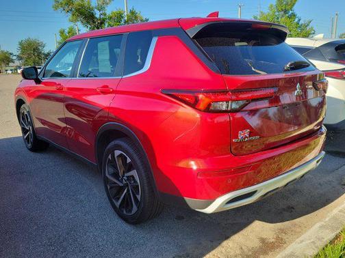 Red Diamond 2023 Mitsubishi Outlander SE
