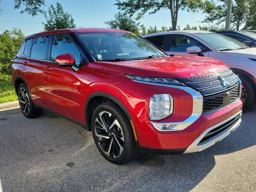Red Diamond 2023 Mitsubishi Outlander SE