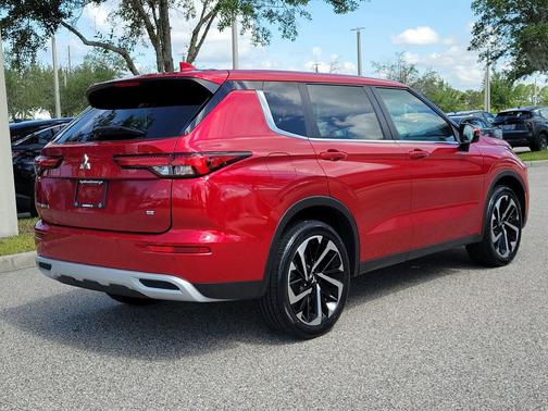 Red Diamond 2023 Mitsubishi Outlander SE