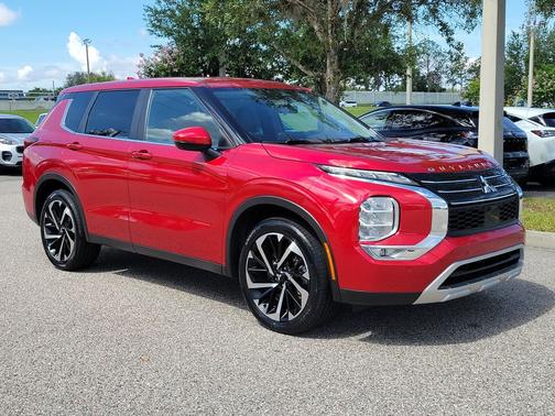 Red Diamond 2023 Mitsubishi Outlander SE