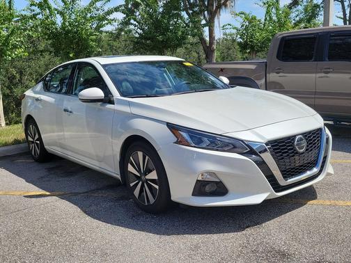 Pearl White Tricoat 2022 Nissan Altima 2.5 SL