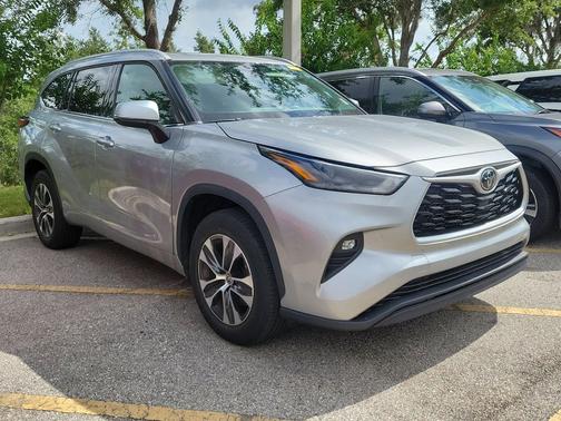 Celestial Silver Metallic 2022 Toyota Highlander XLE