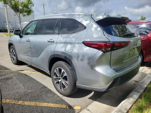 Celestial Silver Metallic 2022 Toyota Highlander XLE