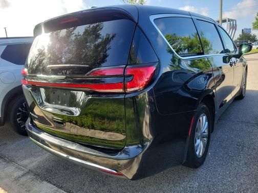 Brilliant Black Crystal Pearlcoat 2023 Chrysler Pacifica Touring L
