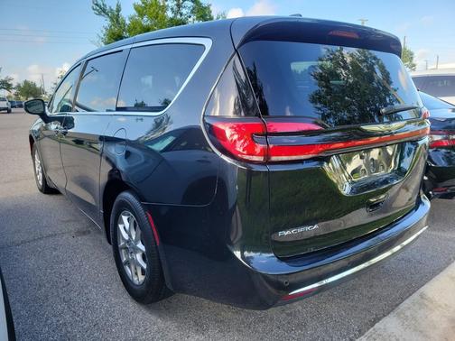 Brilliant Black Crystal Pearlcoat 2023 Chrysler Pacifica Touring L