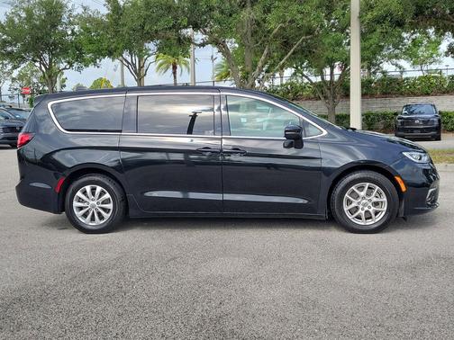 Brilliant Black Crystal Pearlcoat 2023 Chrysler Pacifica Touring L