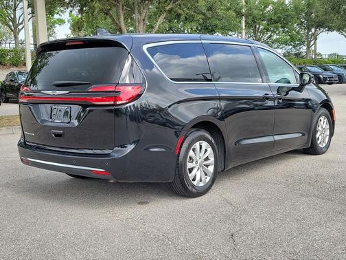 Brilliant Black Crystal Pearlcoat 2023 Chrysler Pacifica Touring L