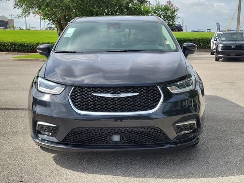 Brilliant Black Crystal Pearlcoat 2023 Chrysler Pacifica Touring L