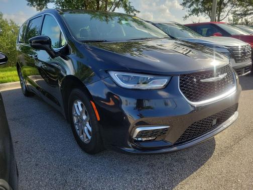 Brilliant Black Crystal Pearlcoat 2023 Chrysler Pacifica Touring L