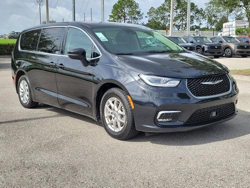 Brilliant Black Crystal Pearlcoat 2023 Chrysler Pacifica Touring L