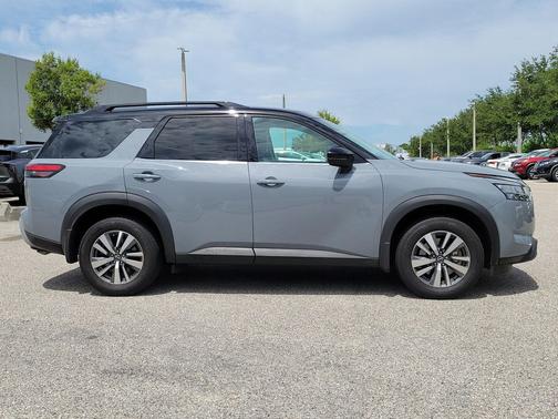 Solid Gray/Super Black 2024 Nissan Pathfinder SL FWD