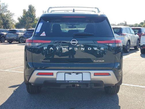2025 Nissan Pathfinder Platinum FWD