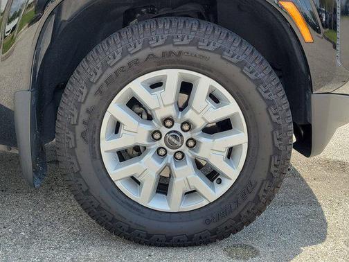 Super Black 2022 Nissan Frontier SV