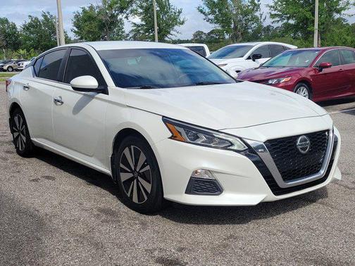 Pearl White Tricoat 2021 Nissan Altima 2.5 SV