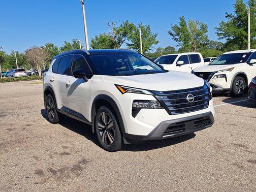 Everest White Pearl/Super Black 2024 Nissan Rogue SL