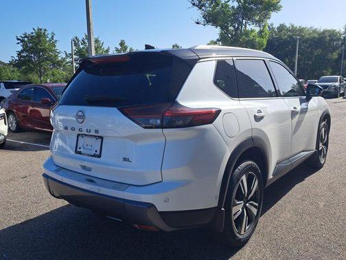 Everest White Pearl/Super Black 2024 Nissan Rogue SL